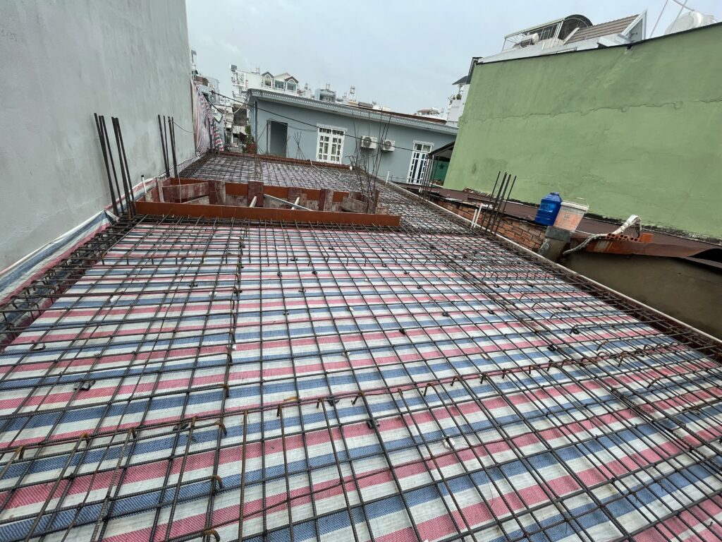 Hệ thống thép sàn được bố trí khoa học trước khi tiến hành đổ bê tông