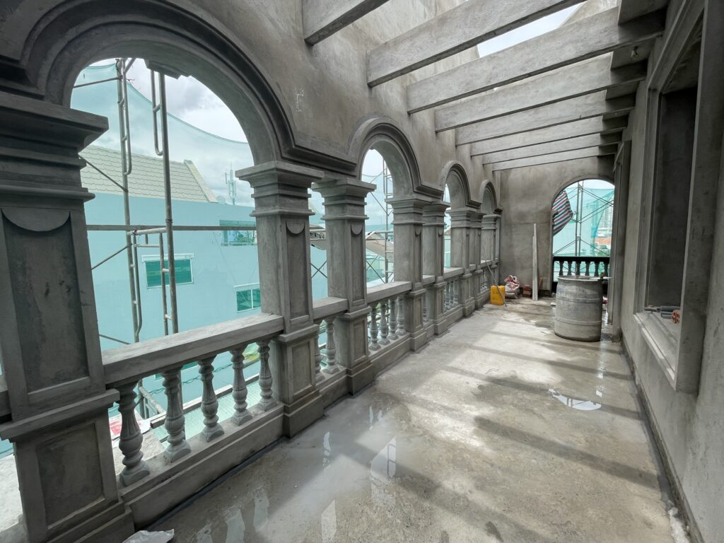 Hệ vòm cong tại ban công và cửa sổ được tạo hình tỉ mỉ