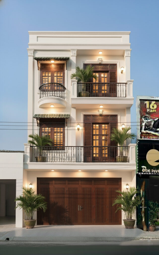 Mặt tiền nhà phố phong cách Đông Dương (indochine) cuốn hút tại Hội An với những mảng cửa chớp gỗ sang trọng và ban công uốn lượn nghệ thuật.