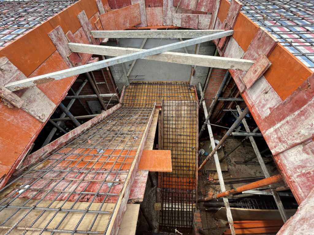 Thi công cầu thang nhà phố
