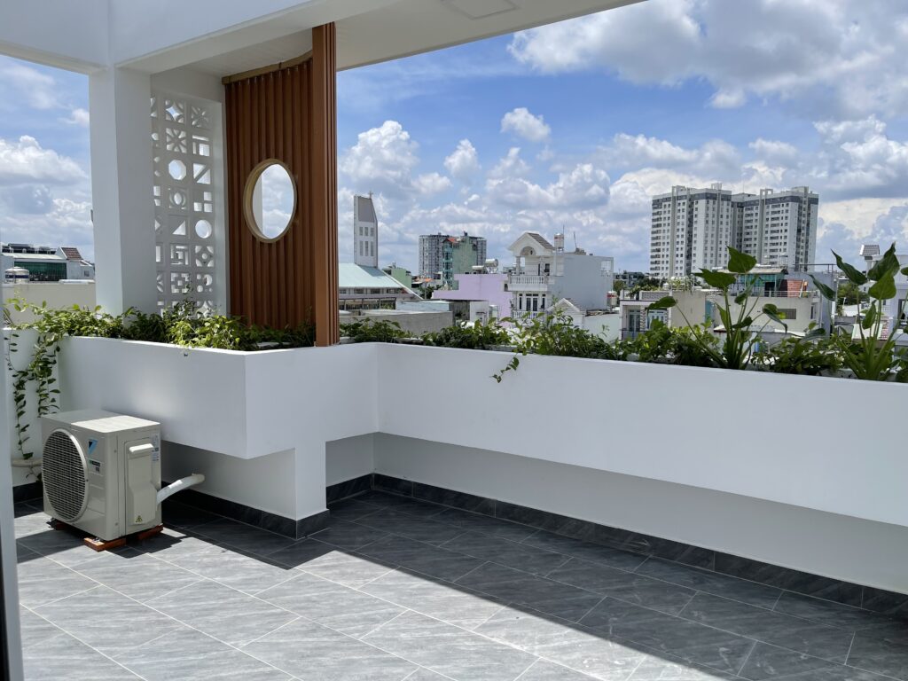 Sân thượng trước