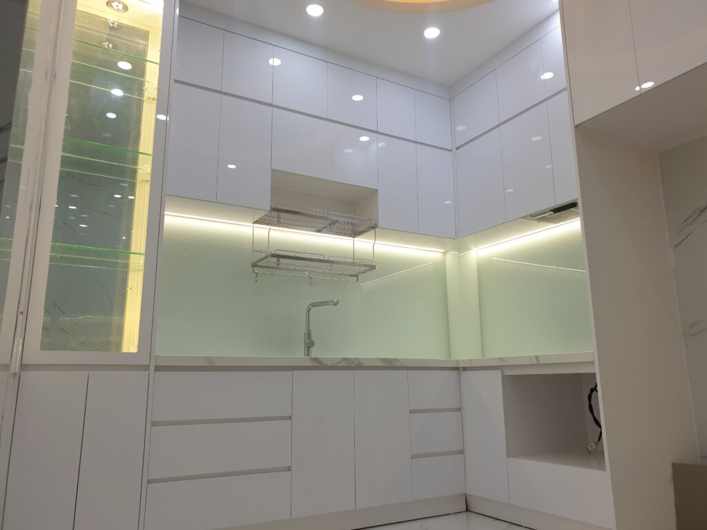 Nội thất nhà bếp cùng tông với căn nhà