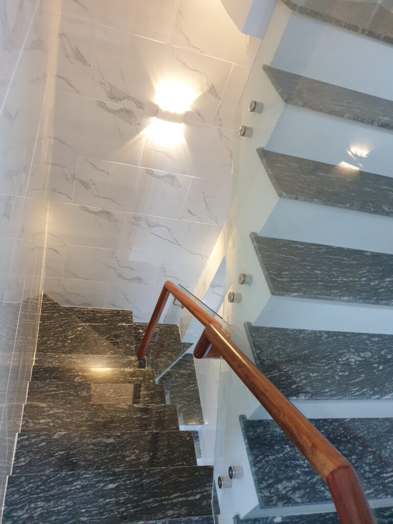 Cầu thang hoàn thiện với các mặt bậc ốp đá granite
