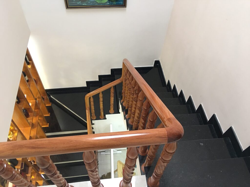 Thi công nhà phố uy tín hoàn thiện cầu thang gỗ chắc chắn và thẩm mỹ