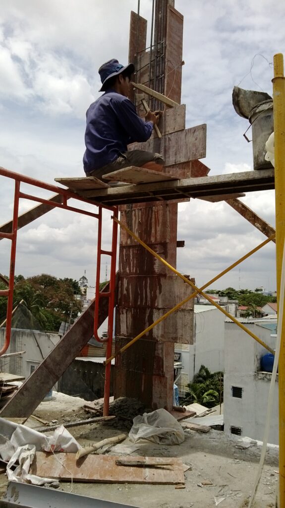 Thi công nhà phố 4 tầng gia công cốt thép cột theo bản vẽ kết cấu