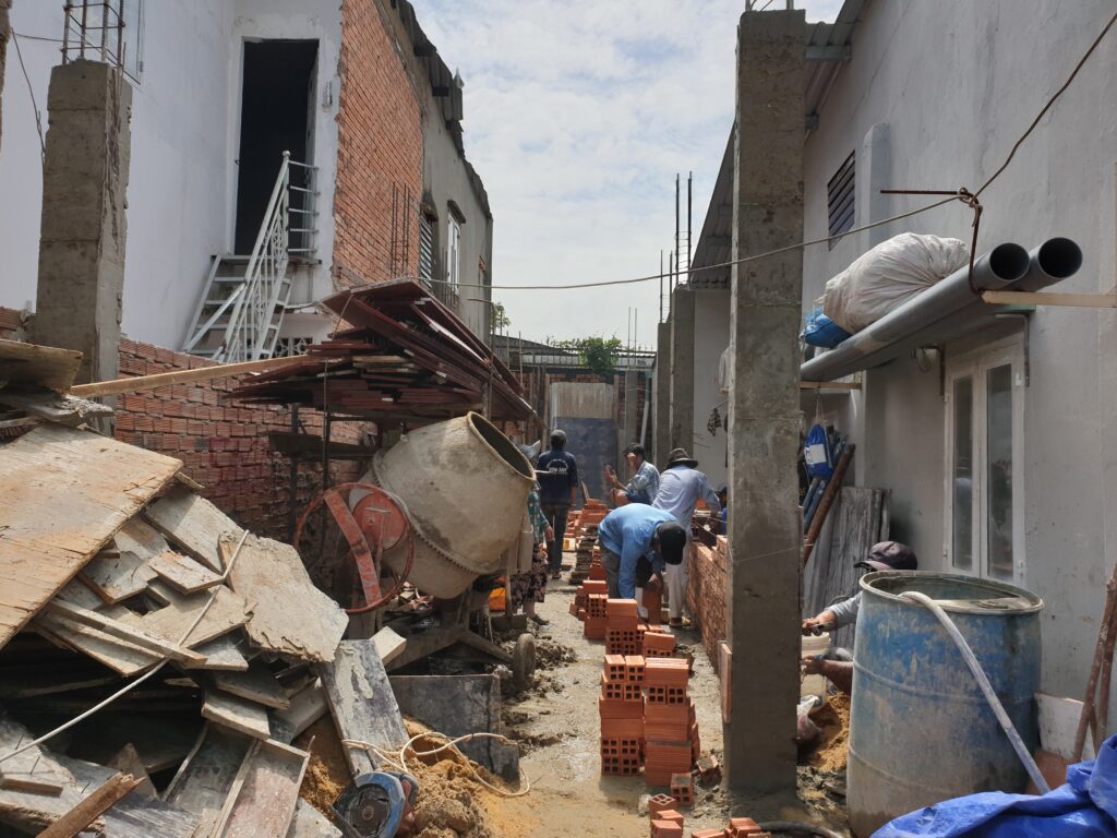 Đổ bê tông cột và xây tường
