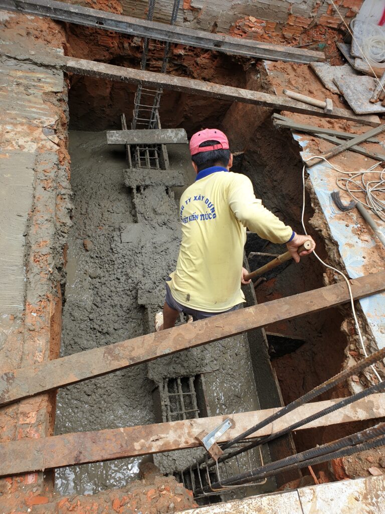 Đổ bê tông móng