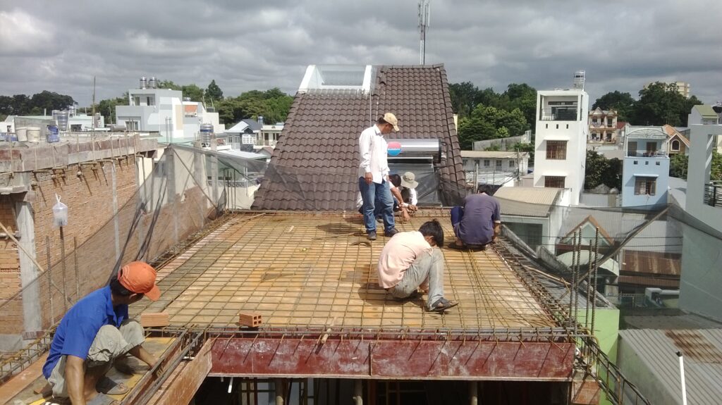 Thi công nhà phố 4 tầng lắp dựng cốp pha sàn tầng