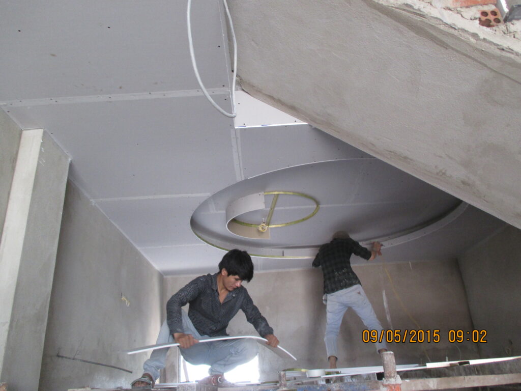 Thi công nhà phố trọn gói hoàn thiện trần thạch cao hiện đại và bền đẹp