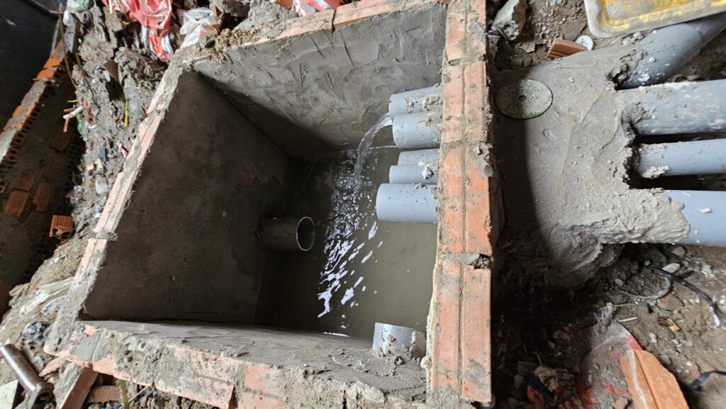 Hố gas chảy nước ra hệ thống thoát nước thành phố