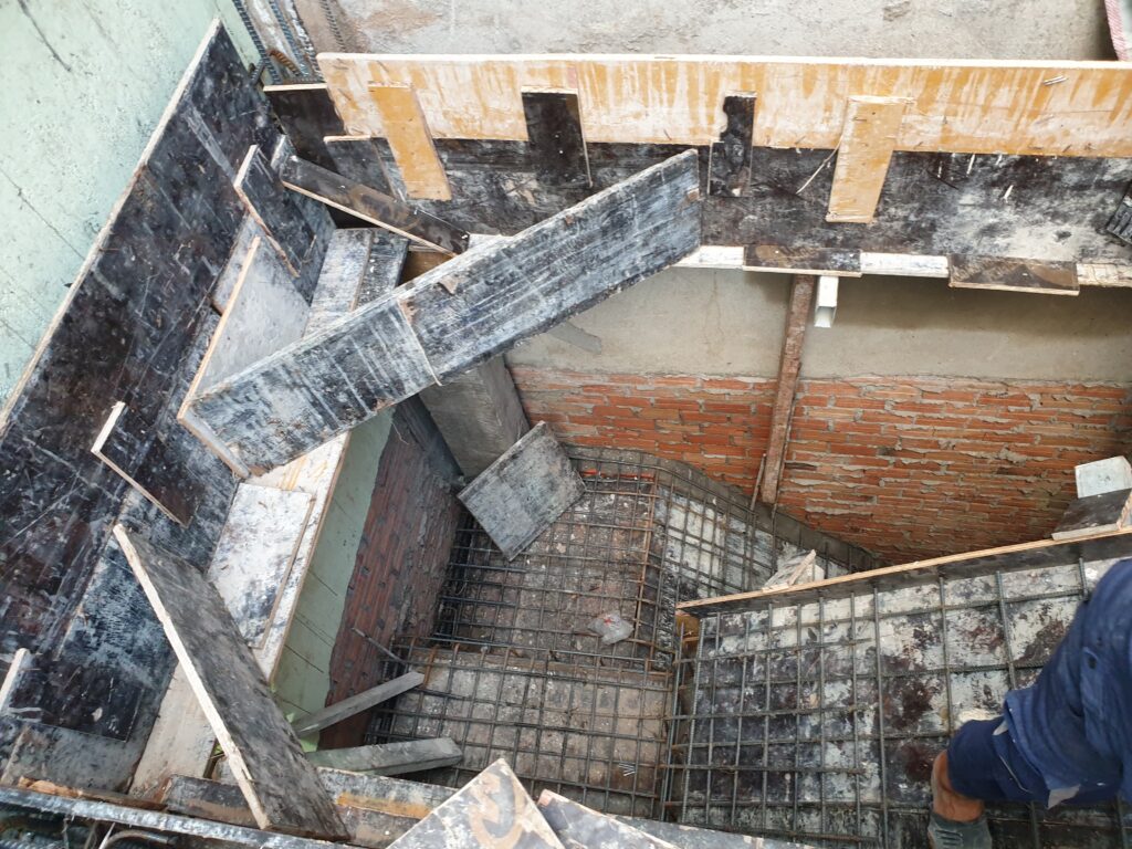 Đóng cốp pha cầu thang nhà anh Sơn