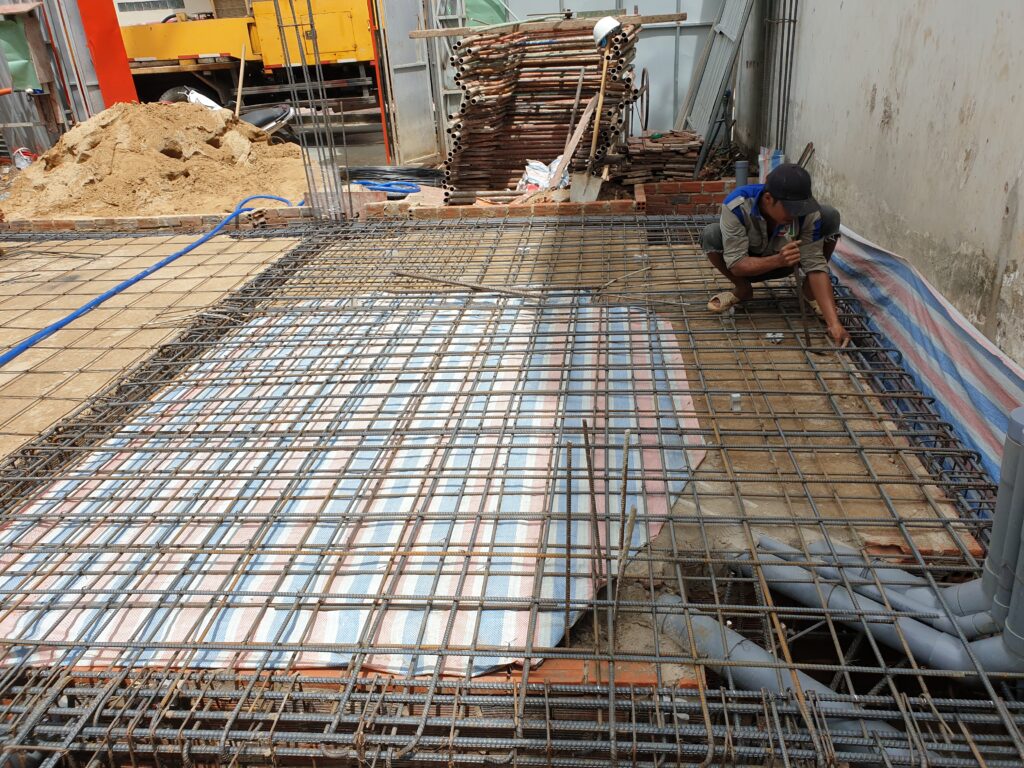 Thi công phần thô nhà phố lắp đặt cốt thép sàn đúng bản vẽ
