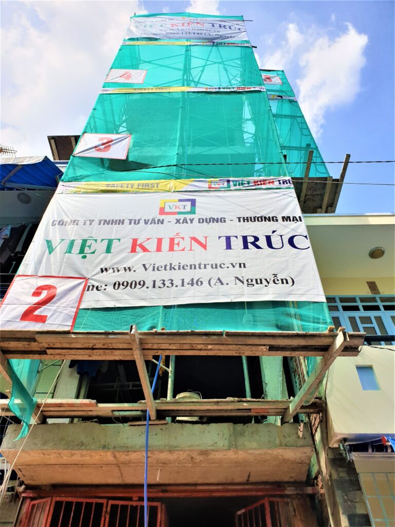 Lớp bao che mặt tiền nhà anh Sơn