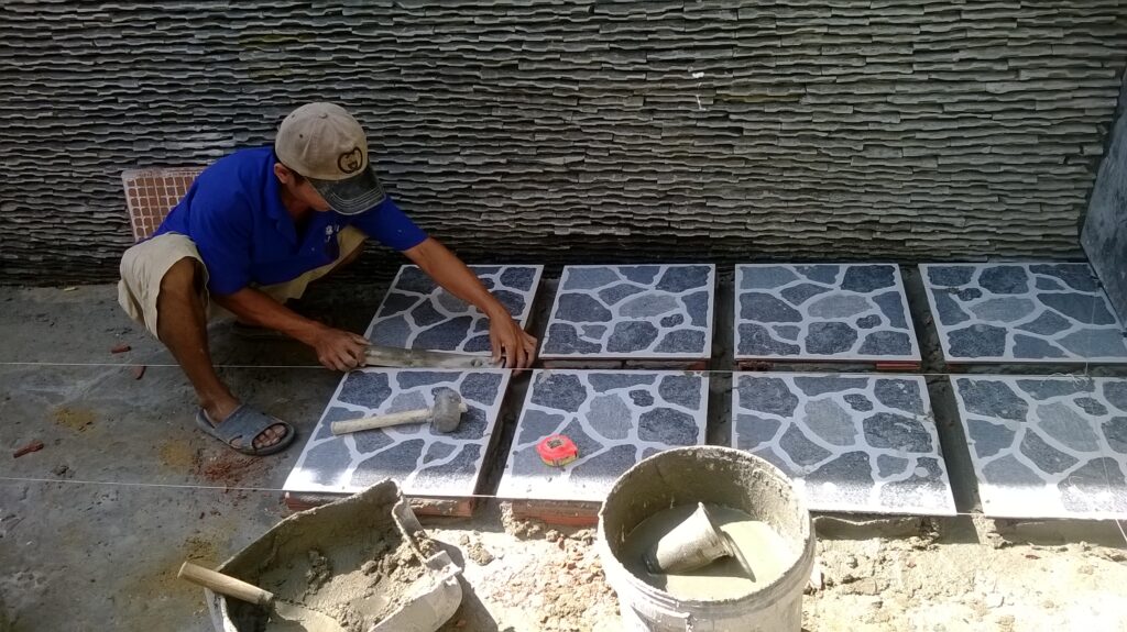 Thi công nhà phố 4 tầng lát gạch nền ngoài sân