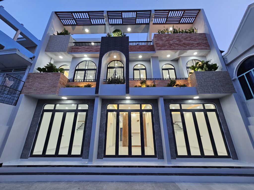 Mặt tiền vào buổi tối