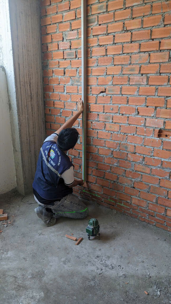 Thi công nhà phố uy tín kiểm tra chất lượng tường xây trước khi tô