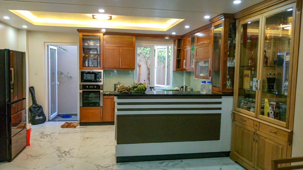 Góc khác của hệ tủ bếp gỗ tự nhiên
