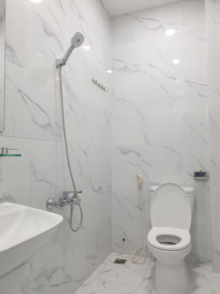 Quy trình thi công nhà phố hoàn thiện phòng vệ sinh hiện đại với thiết bị cao cấp