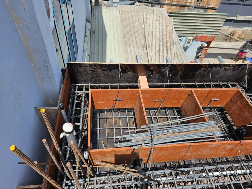 Lắp đặt ống nước ngoài ban công