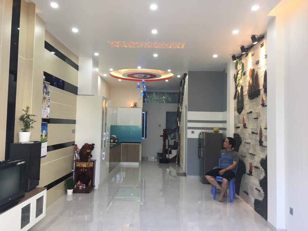 Thi công nhà phố trọn gói hoàn thiện phòng khách hiện đại