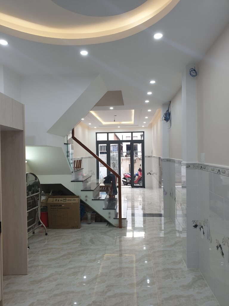 Phòng bếp nhìn từ trong ra phòng khách