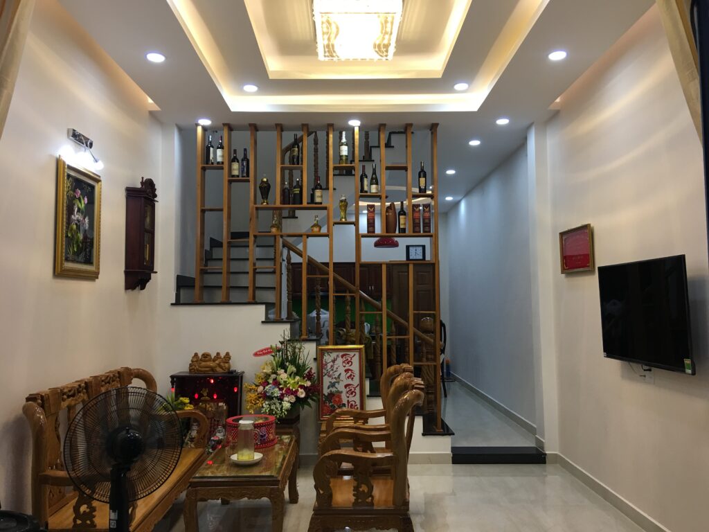 Thi công nhà phố uy tín hoàn thiện phòng khách hiện đại