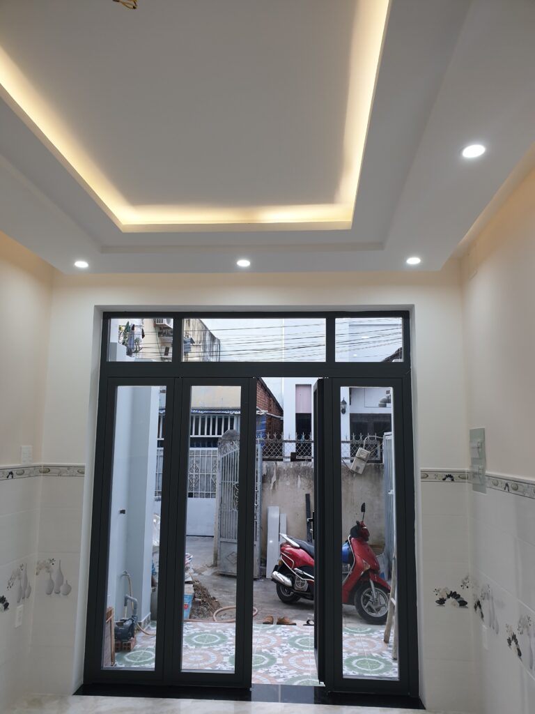 Phòng khách nhìn từ trong ra sân
