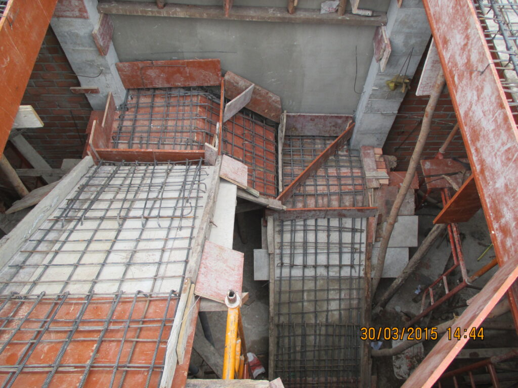 Thi công nhà phố trọn gói lắp dựng cốp pha và cốt thép cầu thang trước khi đổ bê tông