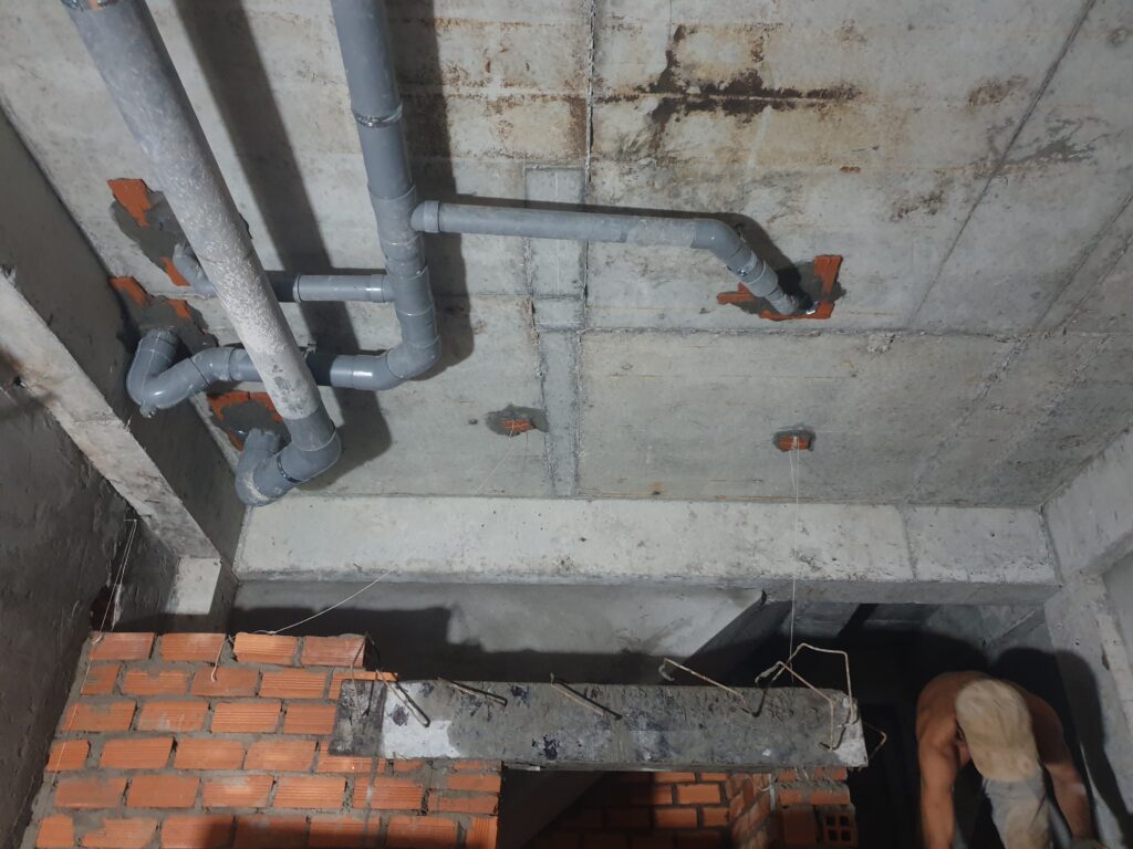 Quy trình thi công nhà phố lắp đặt hệ thống điện nước âm trước khi hoàn thiện