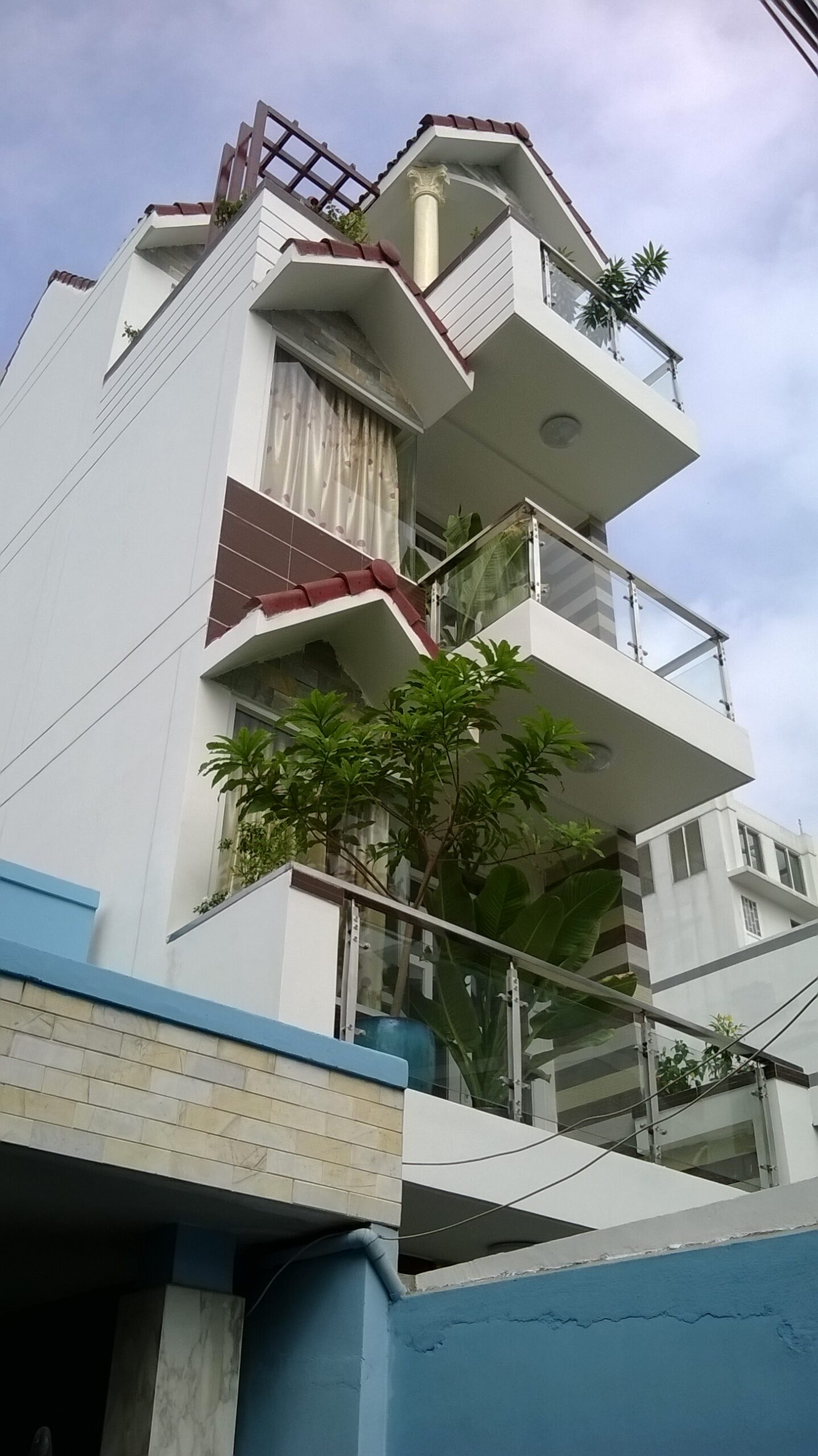 Thi công nhà phố 4 tầng ban công và mặt đứng sau khi hoàn thiện