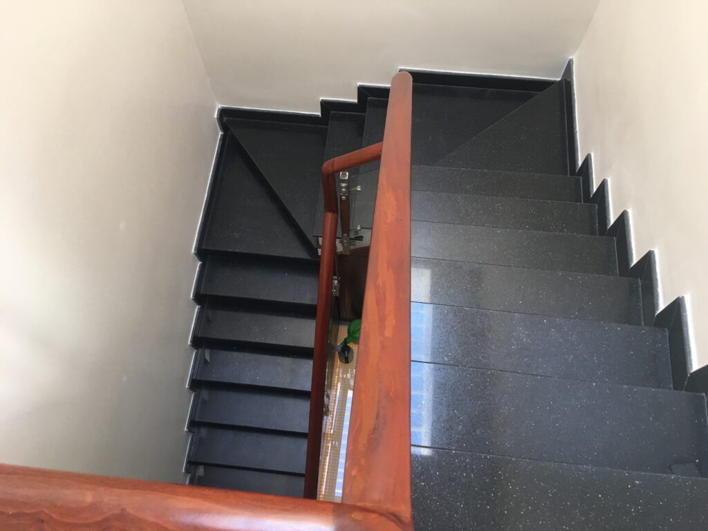 Thi công nhà phố trọn gói hoàn thiện cầu thang đá granite hiện đại