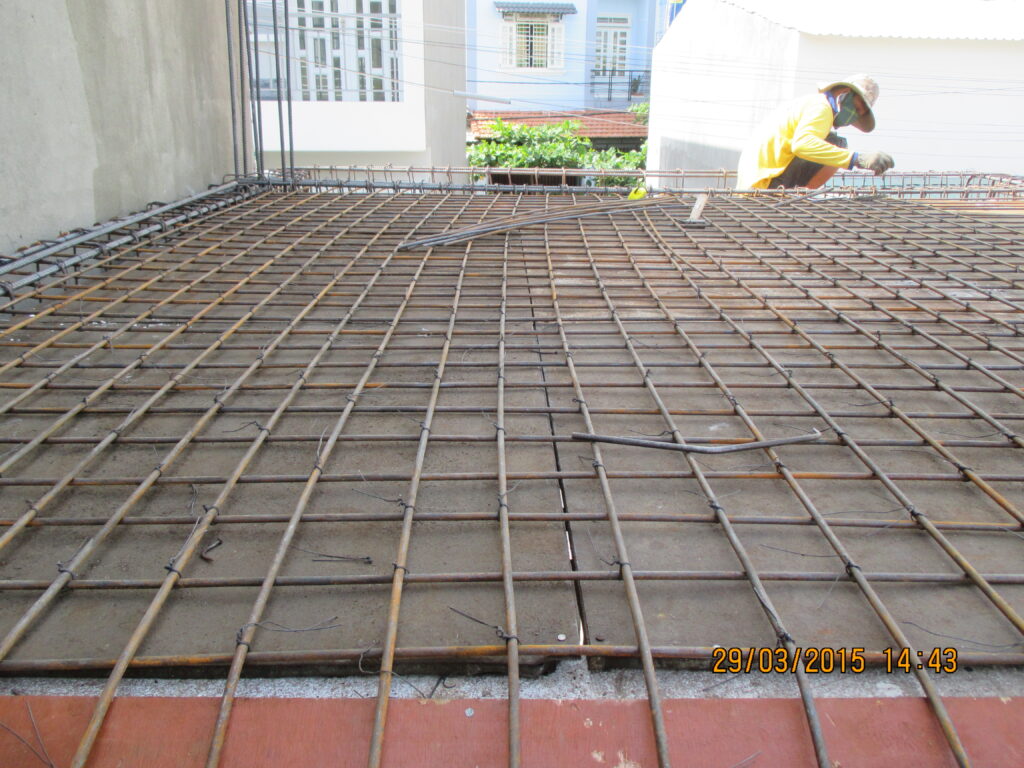 Thi công nhà phố trọn gói lắp đặt cốt thép sàn theo đúng bản vẽ thiết kế