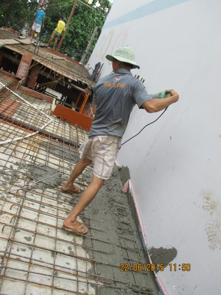Thi công nhà phố uy tín đổ bê tông sàn đúng quy trình kỹ thuật