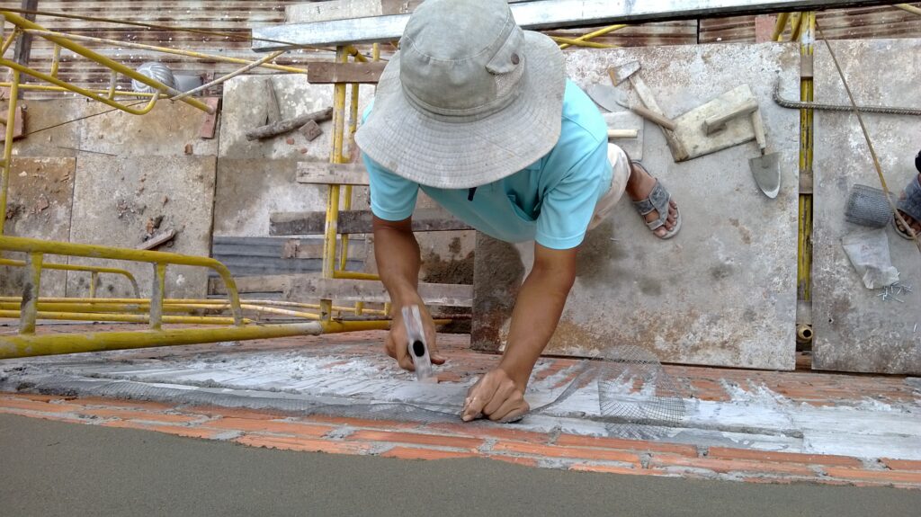Thi công nhà phố 4 tầng tô tường hoàn thiện bề mặt