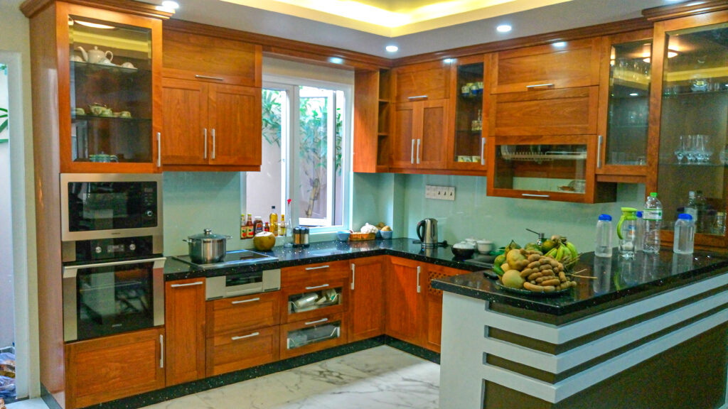 Xây nhà trọn gói hoàn thiện hệ tủ bếp gỗ tự nhiên