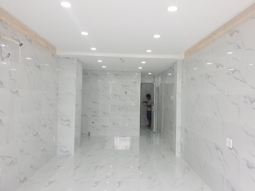 Tất cả các phòng đều được ốp gạch từ sàn tới trần