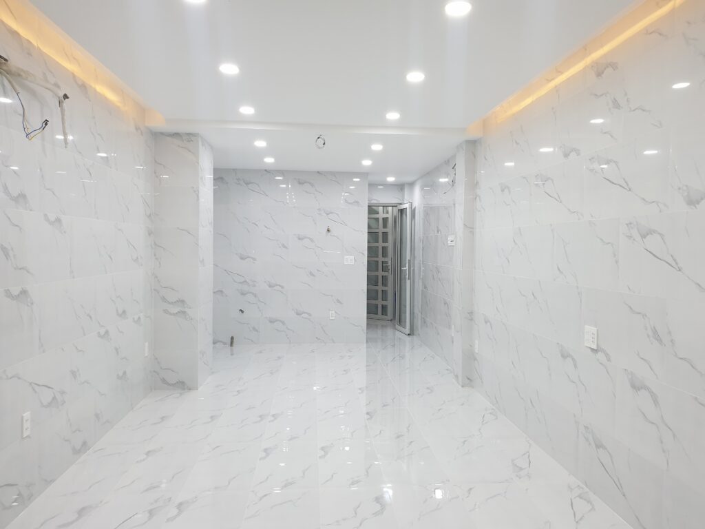 Tường trong nhà được ốp gạch theo sở thích của gia chủ