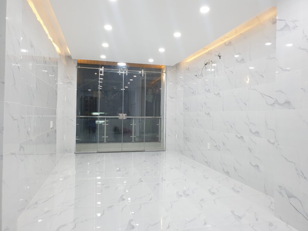 Từ trong phòng nhìn ra ngoài ban công