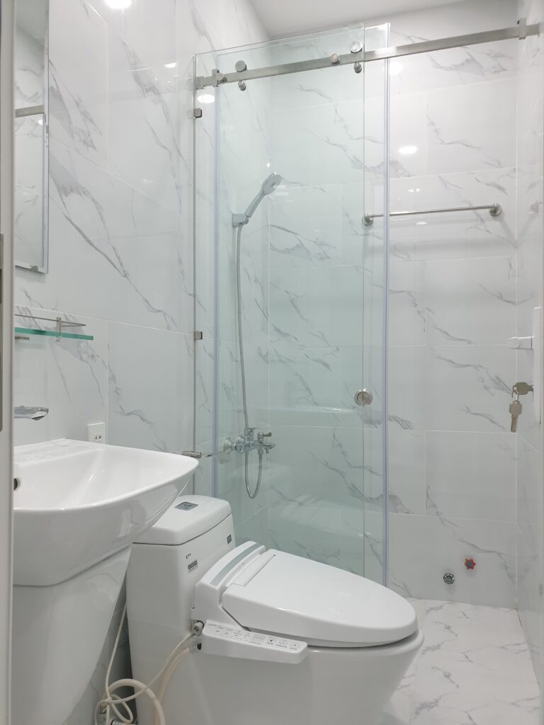 Nhà vệ sinh với thiết bị vệ sinh hiện đại