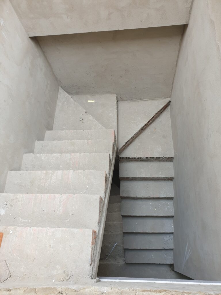 Cầu thang gần hoàn thiên