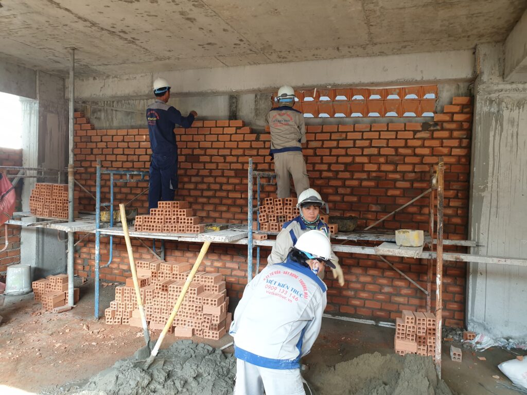 Thi công nhà phố uy tín xây tường gạch đúng tiêu chuẩn kỹ thuật