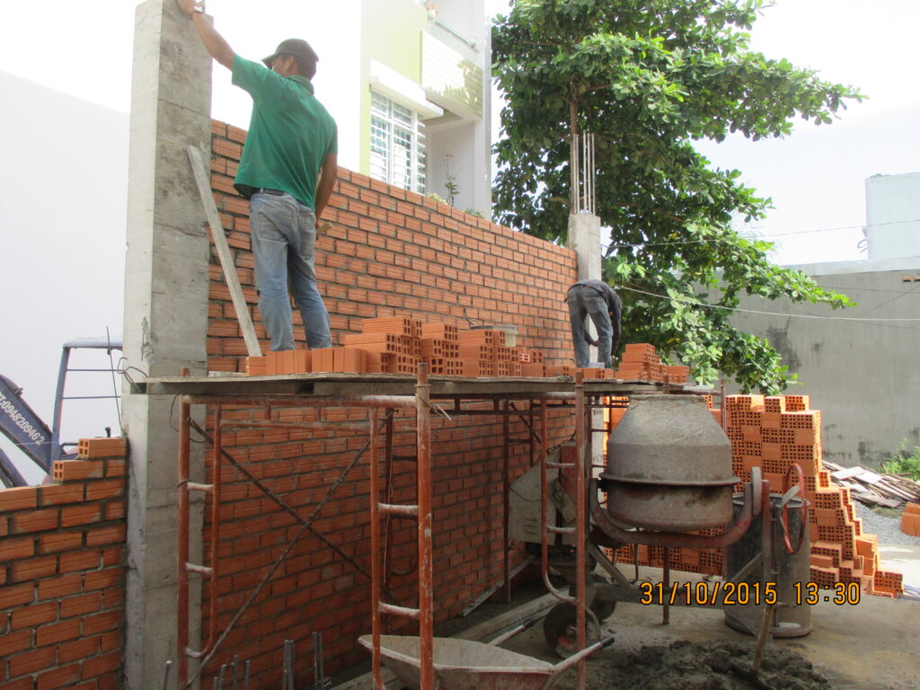 Xây tường bằng gạch đúng chủng loại và kích thước thiết kế