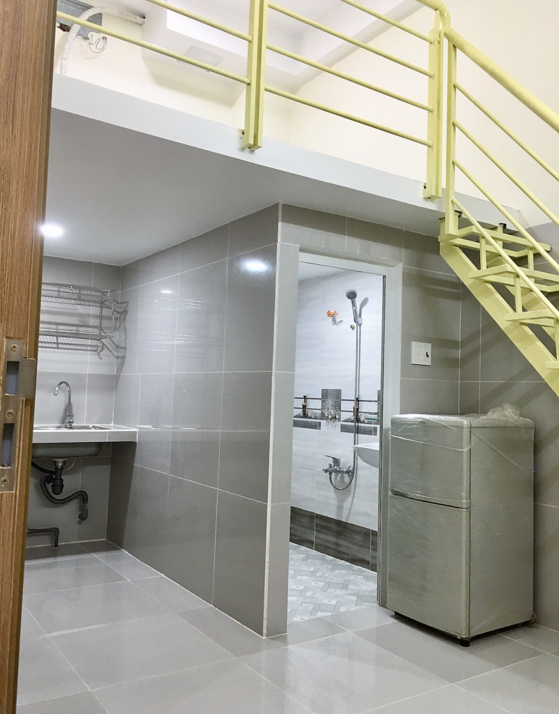 Không gian bên trong căn hộ dịch vụ sạch sẽ, gọn gàng
