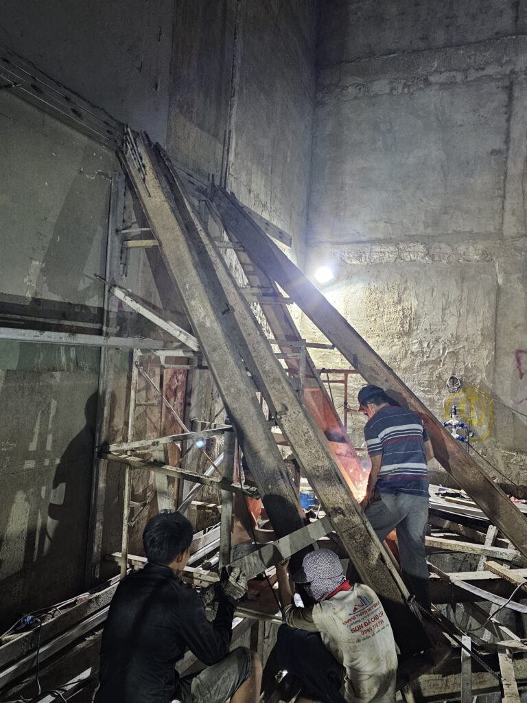 Chống nhà kế bên khi thi công hầm
