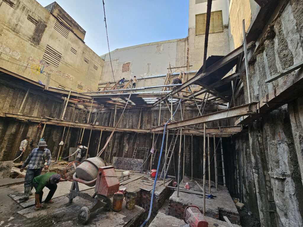 Chống nhà kế bên khi thi công hầm