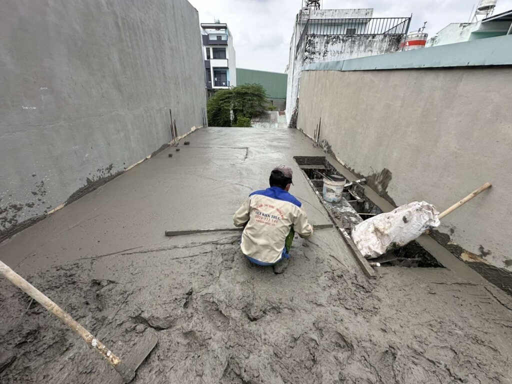 Thi công đổ bê tông sàn tầng 2