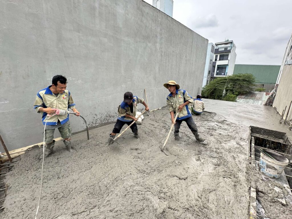 Thi công đổ bê tông sàn tầng 2