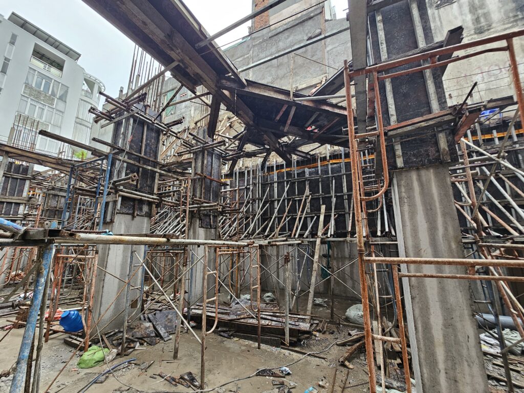 Đổ bê tông vách hầm lần 2