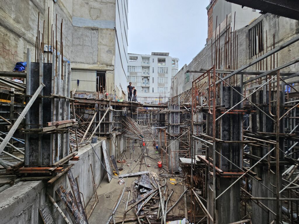 Đổ bê tông vách hầm lần 2
