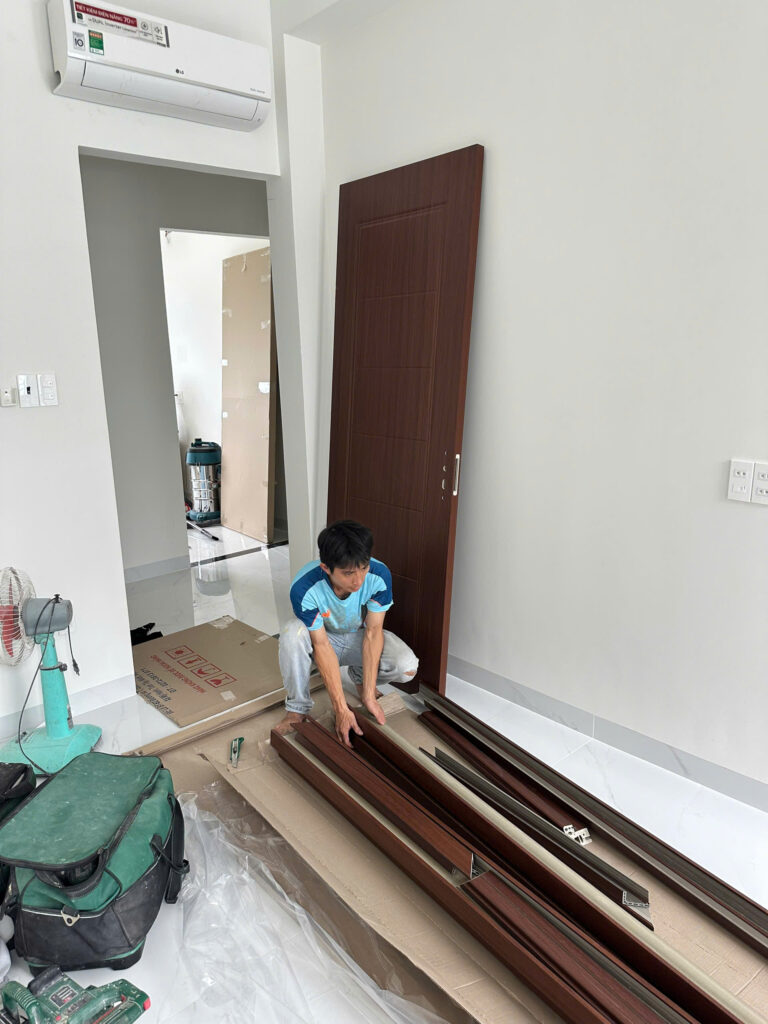 Lắp cửa Composite